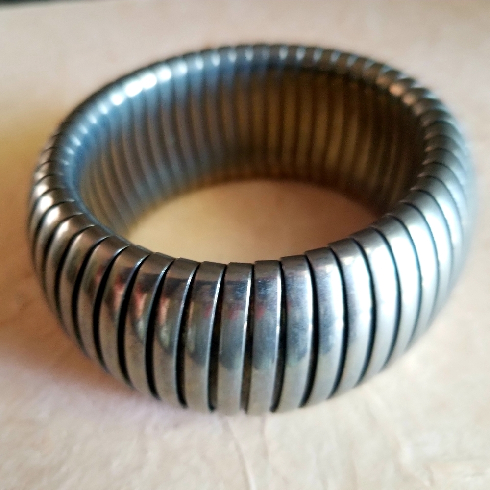 Vintage 1970s Silver Metal Ribbed 1.5" Wide Stretch Bracelet OS